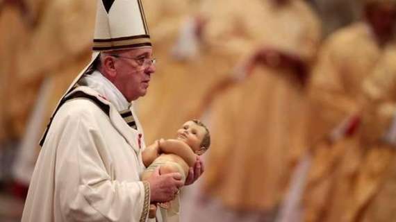 Messa di Natale, il Papa: "Dio arriva gratis e ama ogni uomo"