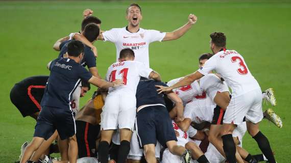 Siviglia - Granada, arbitro in confusione: fischia la fine ma manca un minuto, squadre richiamate in campo - VD