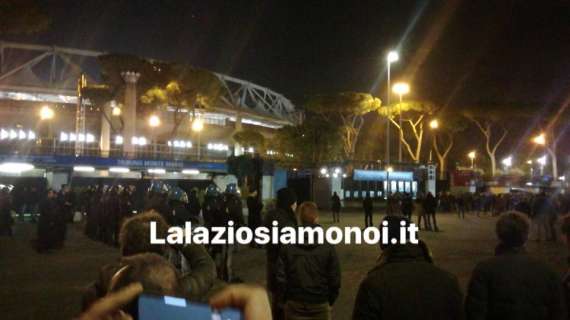 Lazio - Torino, tutti contro Giacomelli: scatta la protesta fuori l'Olimpico - FOTO&VIDEO