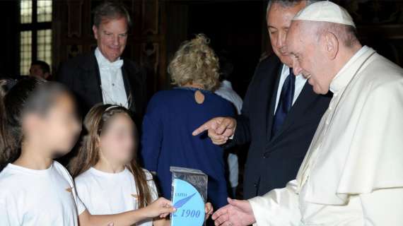 La Lazio Nuoto incontra Papa Francesco: donata anche una cuffia ufficiale al Pontefice - FOTO 