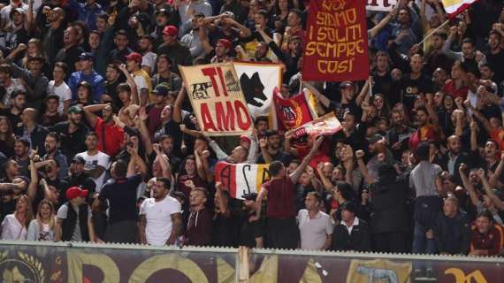 Roma, che vergogna! Gli ultrà disturbano il minuto per la Chape: cori anti Lazio e scontri