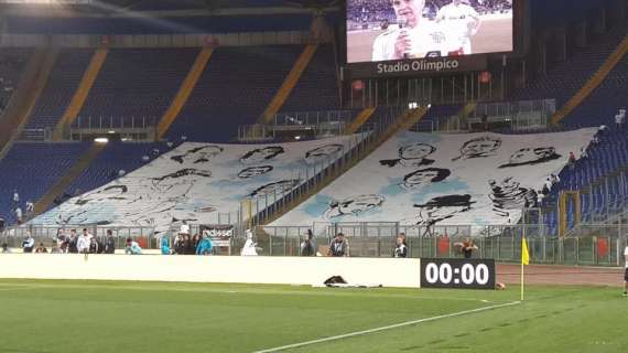 La Curva Maestrelli omaggia la Lazio del '74: gigantografia per ricordare gli eroi del primo tricolore - VIDEO