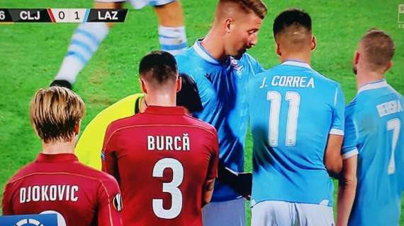 Cluj - Lazio, siparietto per la punizione fra Berisha e Correa: ci pensa Milinkovic
