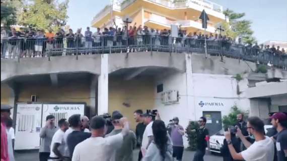 Romagnoli, il primo abbraccio dei tifosi: delirio in Paideia - FOTO