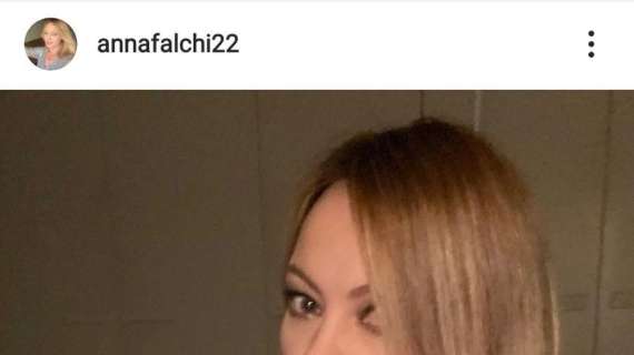 Il nuovo scatto social di Anna Falchi: “Silenzio, parla la Lazio” - FT