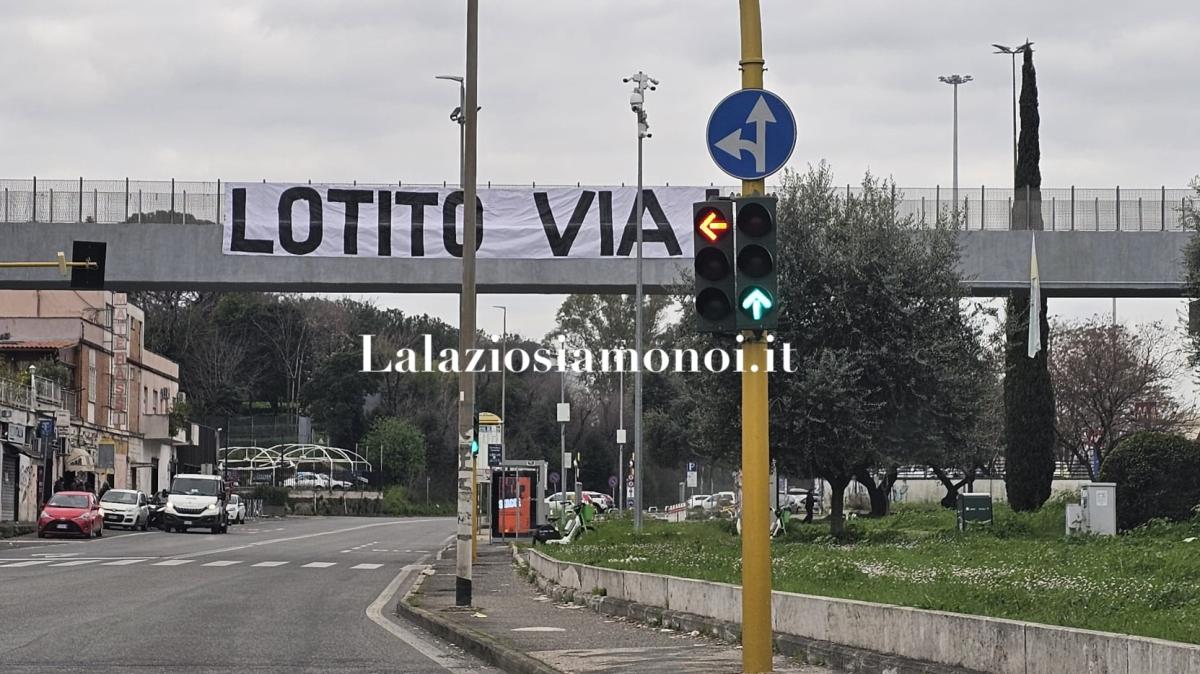 Lazio, la contestazione prosegue in tutta Roma: spuntano altri striscioni - FT