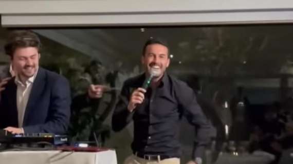 Cena di Natale Lazio, Pedro scatenato al karaoke: il motivetto è un tormentone - FOTO&VIDEO