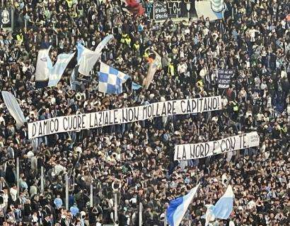 Lazio - Lecce, la Curva Nord dedica coro e striscione a Vincenzo D'Amico - FOTO