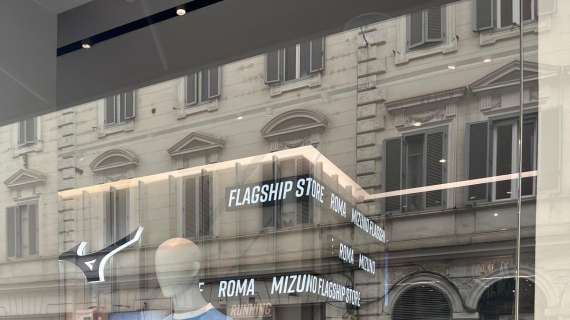 Mizuno apre uno store nel cuore di Roma: c'è una vetrina per la Lazio - FOTO