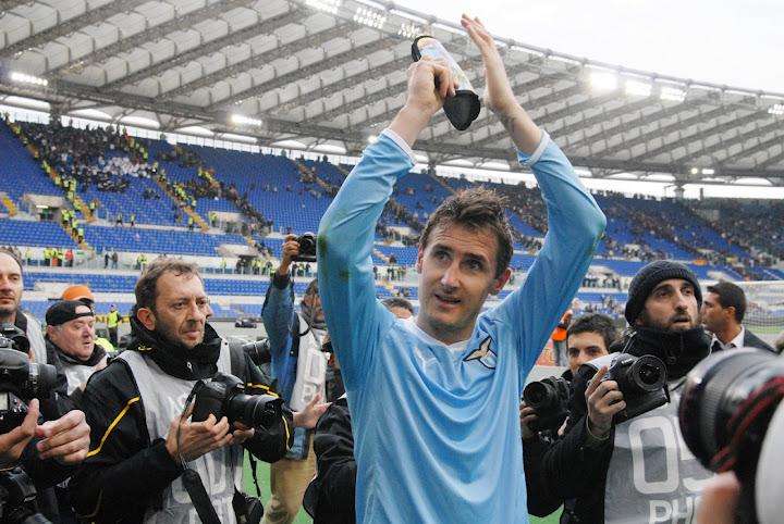 Klose, umiltà e saggezza: "La Lazio non dipende da me, ora non montiamoci la testa: lo scudetto è irraggiungibile! Rigore? Netto"