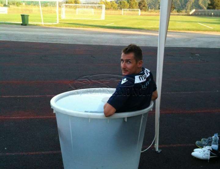 FIUGGI - Foto ufficiali, aerobica e tattica nella seconda giornata di ritiro. Petkovic prova i movimenti del suo 4-4-2. Intanto Klose canta i cori della Curva Nord... - Foto e Video