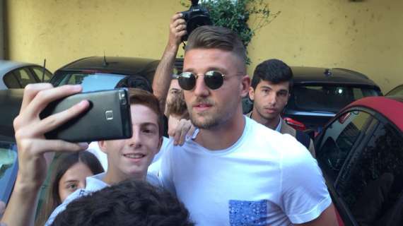 PAIDEIA - Ecco Milinkovic, travolto dai tifosi: "Se resto? Certo, sono qua" - FOTO&VIDEO