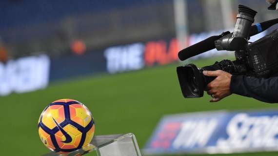 Serie A, abbonamenti tv in calo: l'accoppiata Sky-DAZN fa scappare i tifosi