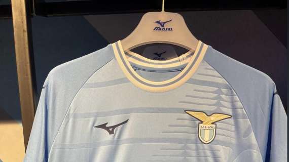 Lazio, le maglie in vendita a via di Propaganda: file ed entusiasmo - FOTO