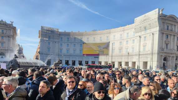 Funerali Mihajlovic, l’ultimo saluto dei tifosi: quanta gente in piazza - FOTO