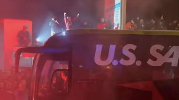 Salernitana, grande festa in città: cori e fuochi d'artificio - VIDEO