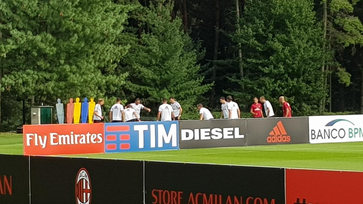 Il Milan prepara la gara con la Lazio. E a Milanello c’è un ospite speciale