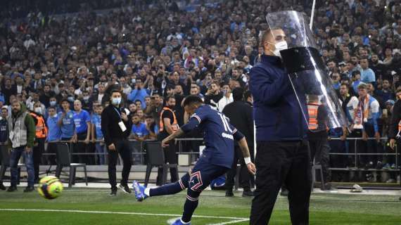 Marsiglia, lancio di oggetti su Neymar: corner battuto con la protezione degli scudi