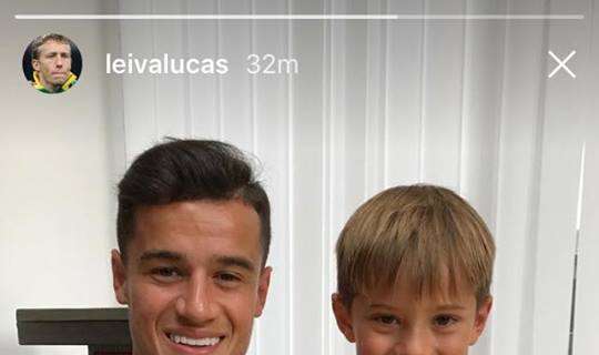 Quanto affetto per Leiva: Coutinho saluta Lucas e regala la sua maglia al figlio Pedro - FOTO