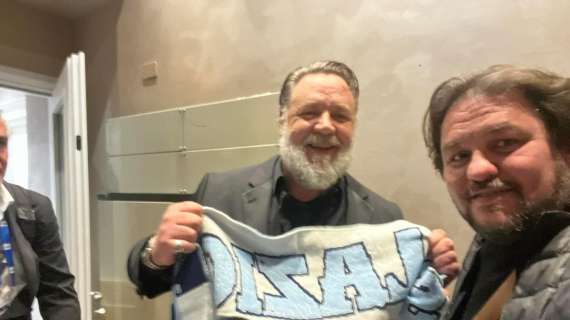 Sanremo, Russell Crowe laziale vero: il dettaglio al Festival - FOTO