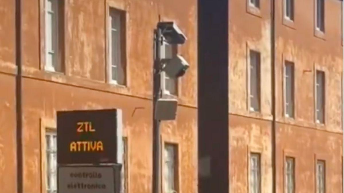 NEWS | Roma, papà furbetto della ztl: copre la targa con il passeggino - VD