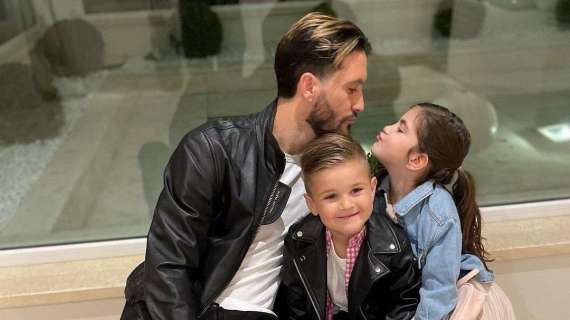 Lazio, Luis Alberto e la dedica dei figli: "Non c'è papà migliore, il nostro eroe" - FOTO