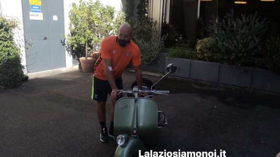 Lazio, ecco Reina con la nuova maglia. Siparietto con Pulcini e la Vespa - FT&VD