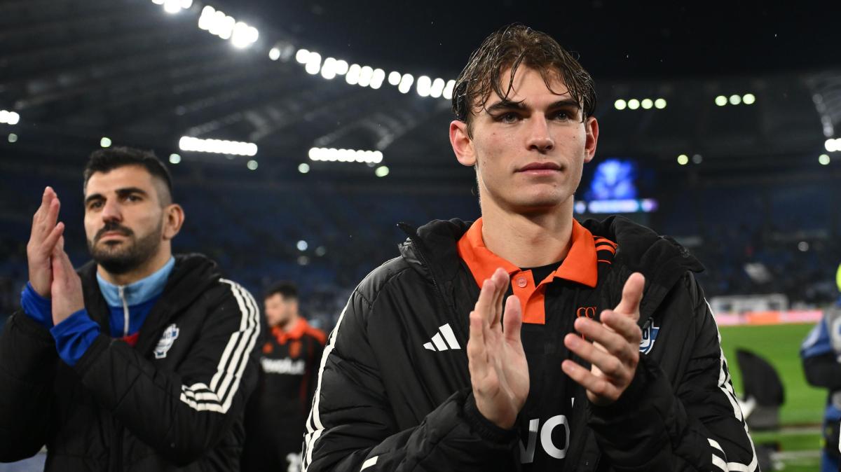 Como, Nico Paz regala la maglia al tifoso della Lazio: "Grazie Tommaso" - VIDEO