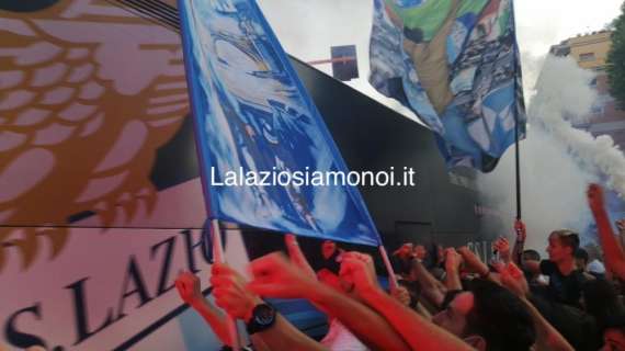 Lazio, la squadra arriva a Ponte Milvio: l'accoglienza dei tifosi - FOTO&VIDEO
