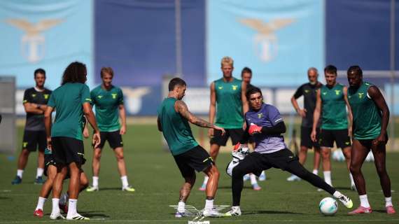 Lazio, la squadra è in volo per Istanbul: le immagini della partenza - FOTO