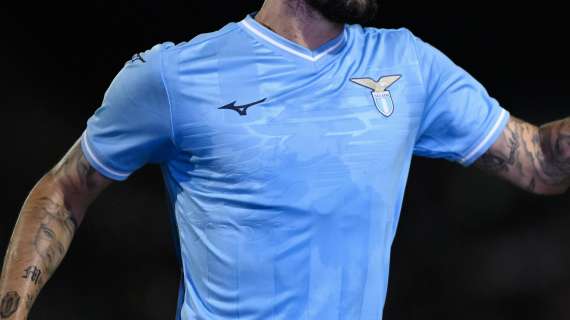 Lazio, il logo sulla maglia per 'rispondere' alla Roma: ci sarà il logo...