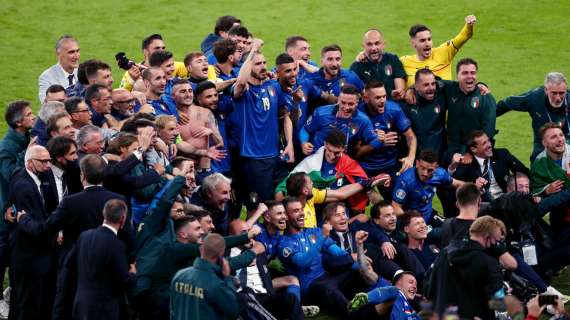 Il trionfo dell'Italia, arriva l'omaggio della Lazio per Acerbi e Immobile - FOTO