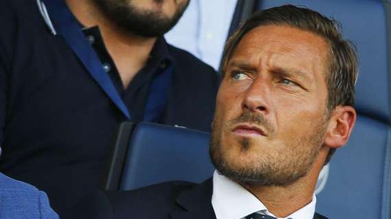 Porto - Roma, l'incubo derby continua: tifoso della Lazio prende in giro Totti - VIDEO
