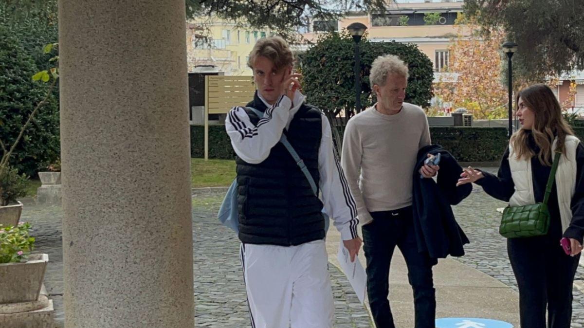 Lazio, Rovella pronto a operarsi: l'arrivo in clinica - VIDEO