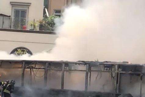 Roma, autobus in fiamme sulla Via Appia: nessun ferito