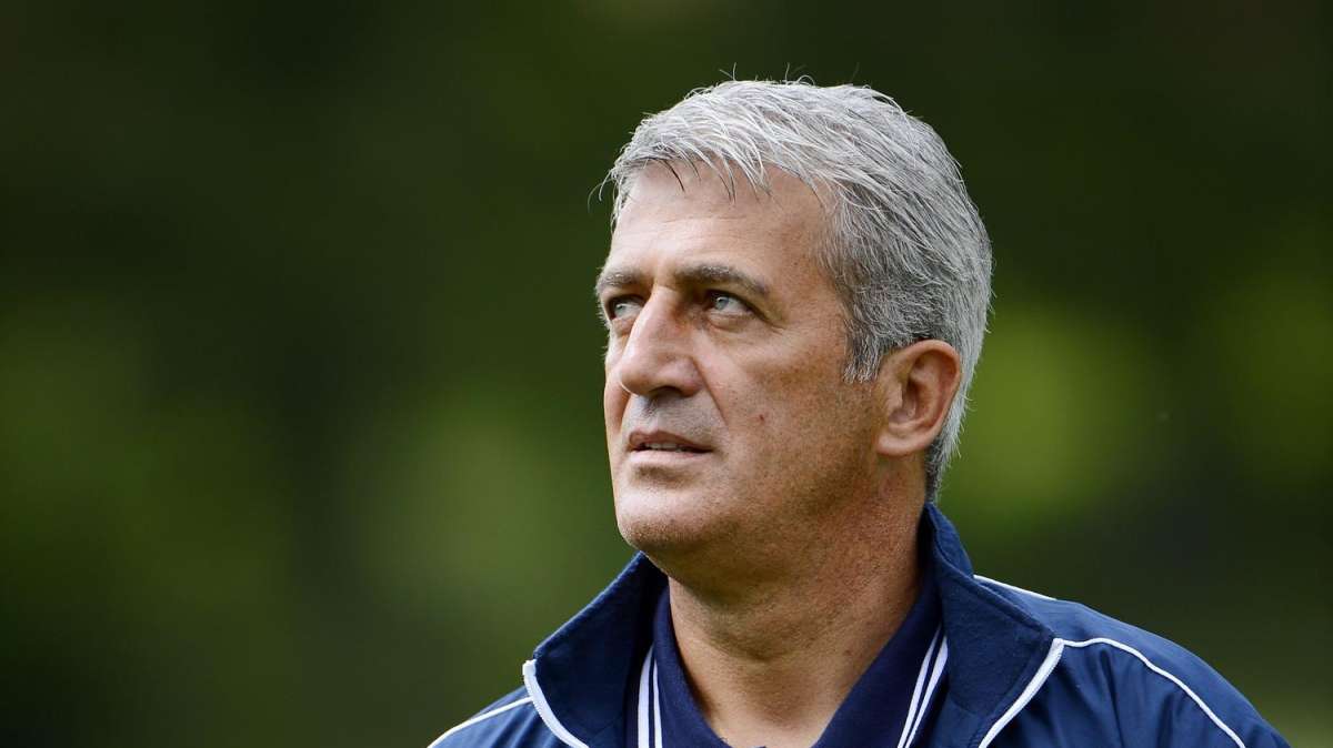 La Lazio si ritrova a Formello per le nuove maglie. Petkovic: "Spero che Zarate rimanga"... Poi Biava e Kozak: "Resteremo alla Lazio". 