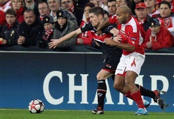 Pocognoli (a sinistra) impegnato contro lo Standard in Champions League