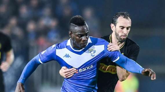 Brescia - Inter, Balotelli sommerso di insulti dal tifo nerazzurro: “Se saltelli...”