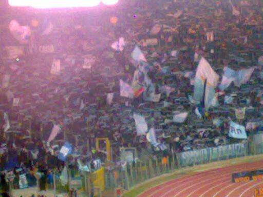 FOTOGALLERY DERBY - Squadre in campo per il riscaldamento, esplodono le Curve
