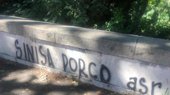 Lazio, malattia Mihajlovic: la vergognosa scritta dei tifosi romanisti - FOTO