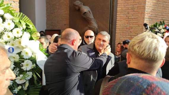 Funerali Mihajlovic, Stankovic affranto: i suoi ex compagni lo abbracciano - FOTO