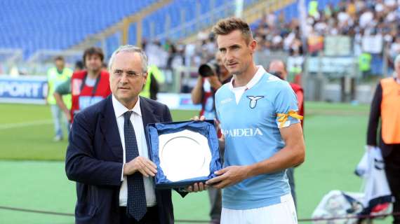 Festa biancoceleste per Klose, la Lazio premia il suo campione