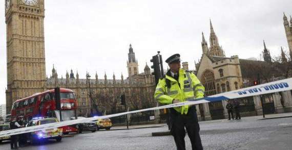 Attentato a Londra, spari davanti al Parlamento e auto sulla folla: diversi feriti, ucciso un assalitore