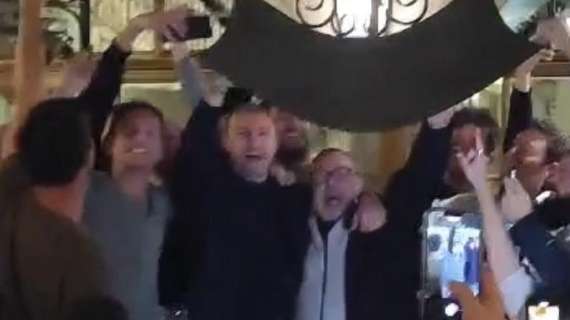 Lazio, Radu fa festa con i tifosi biancocelesti: il filmato da Monaco - VIDEO