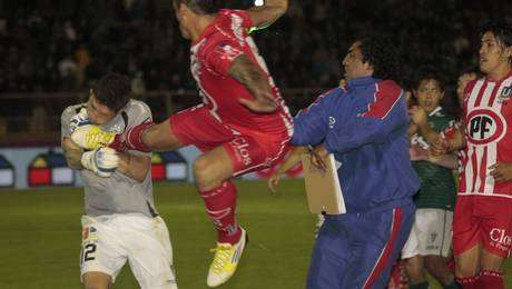 VIDEO - Assurdo Cellerino! Calcio volante al portiere avversario...