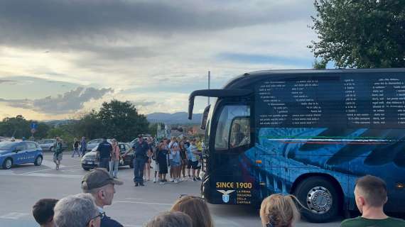 Avellino - Lazio, i tifosi biancocelesti accolgono la squadra: il video dell'arrivo