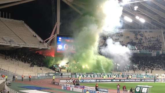 VIDEO & PHOTOGALLERY - Disordini pre e durante il match: feriti 4 laziali dalla polizia... All'intervallo, tifosi greci sotto il settore ospiti