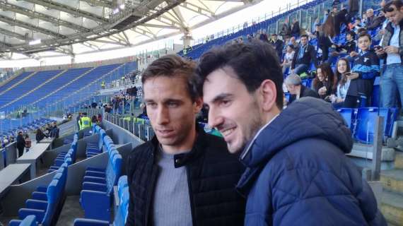 Bagno di folla per Biglia all'intervallo: in tribuna selfie e autografi con i tifosi - FOTO