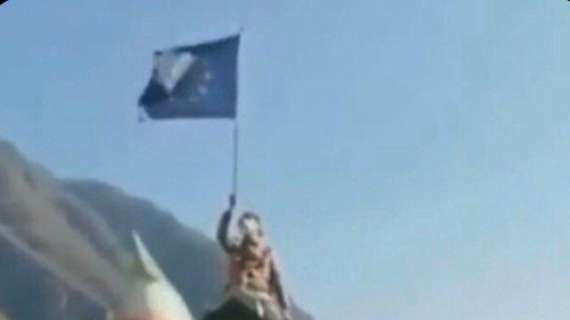 Valdossola, bersagliere getta a terra la bandiera dell'Ue - VIDEO