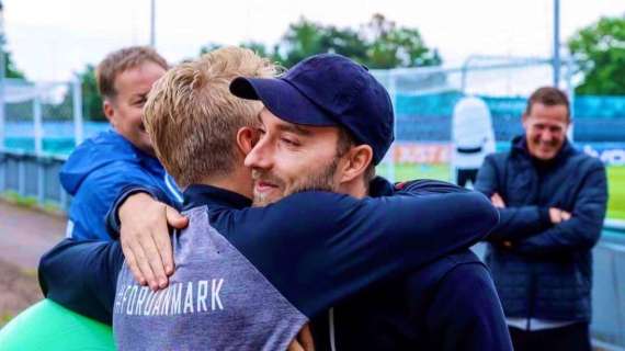 Eriksen riabbraccia Kjaer, l'amico che gli salvò la vita - FOTO